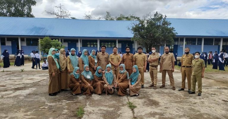 Foto bersama Kepala Sekolah P A Akbar_ Usai Upacara Bendera
