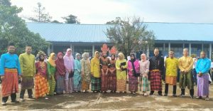 Foto hardiknas 2023_ usai upacara_ dengan pakaian adat