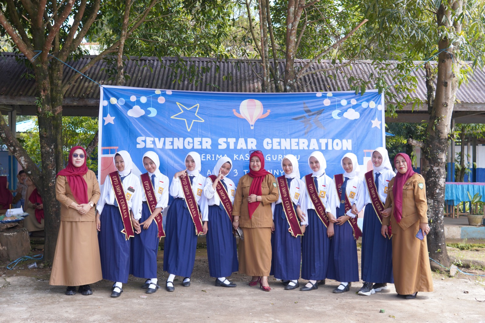 Foto last ceremony 2025_ ibu-ibu guru dan beberapa siswi